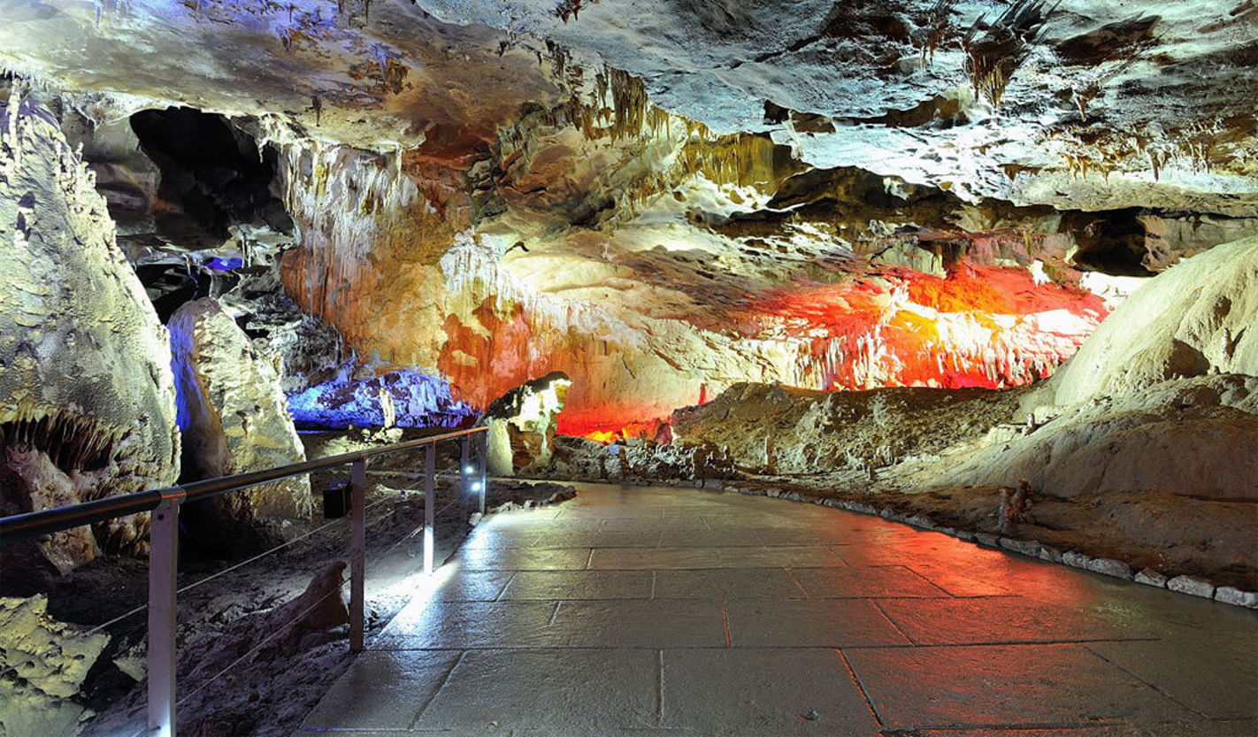 Пещера прометея грузия. Пещера Прометея (Кумистави) Грузия. Кутаиси пещера Прометея. Цхалтубо Грузия пещера Прометея. Пещера Сатаплия Грузия.